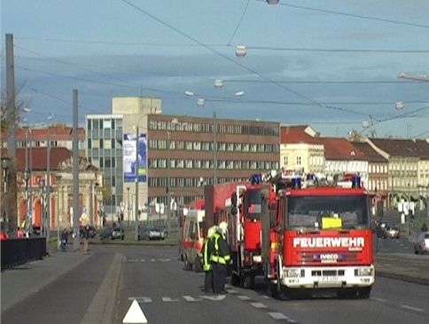 Einsatzfahrzeuge auf der Langen Brücke
